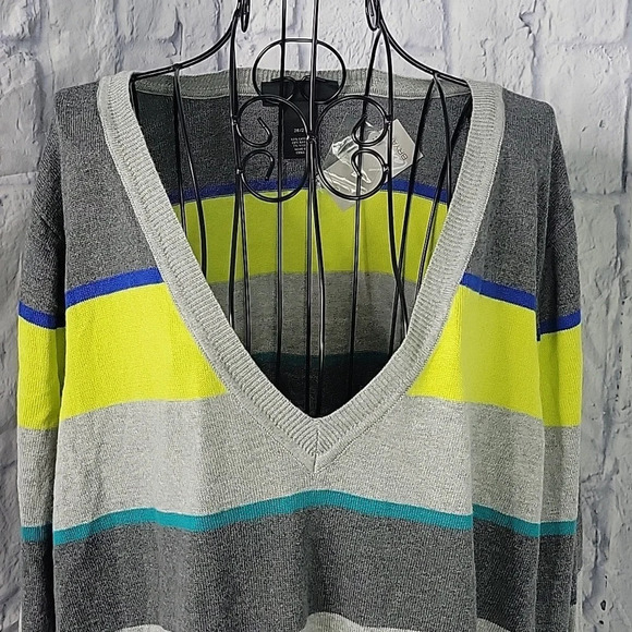 **LANE BRYANT Striped V Neck Pullover Sweater Size 26/28 - Picture 2 of 7